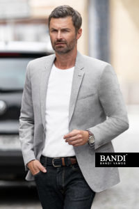 Příklad outfitu se sakem a tričkem